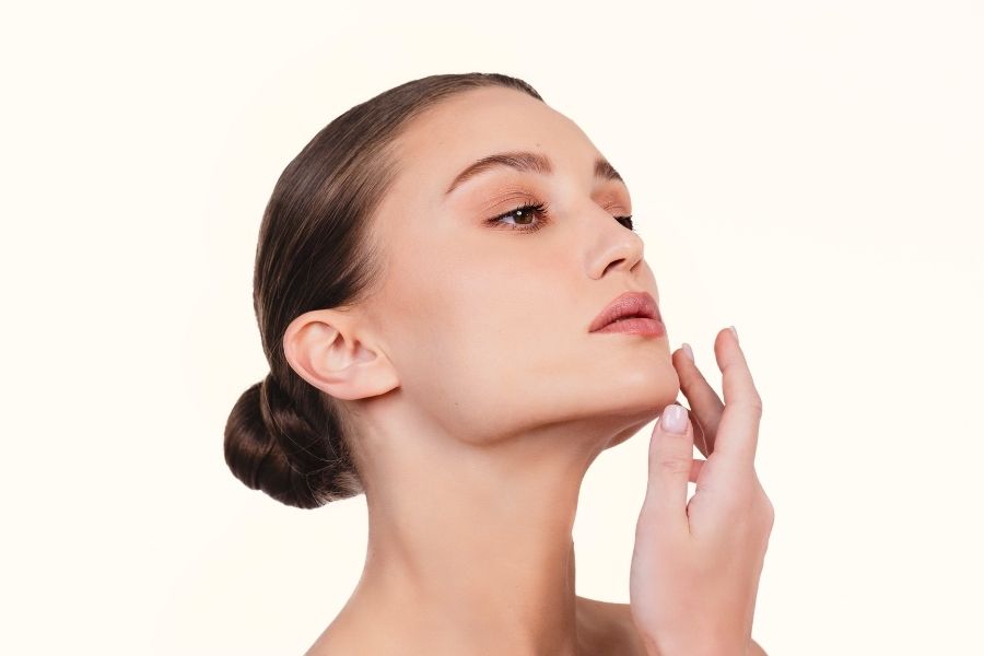 Áreas de aplicación facial del bioestimulador de colágeno con Ácido Poliláctico (PLLA) Olidia, mostrando puntos estratégicos de tratamiento en rostro y cuello