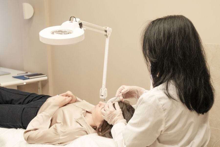 Aplicación facial del tratamiento de bioestimulación de colágeno con Olidia para clínicas dermatológicas, médicos estéticos y cirujanos plásticos, técnica inyectable para estimular colágeno